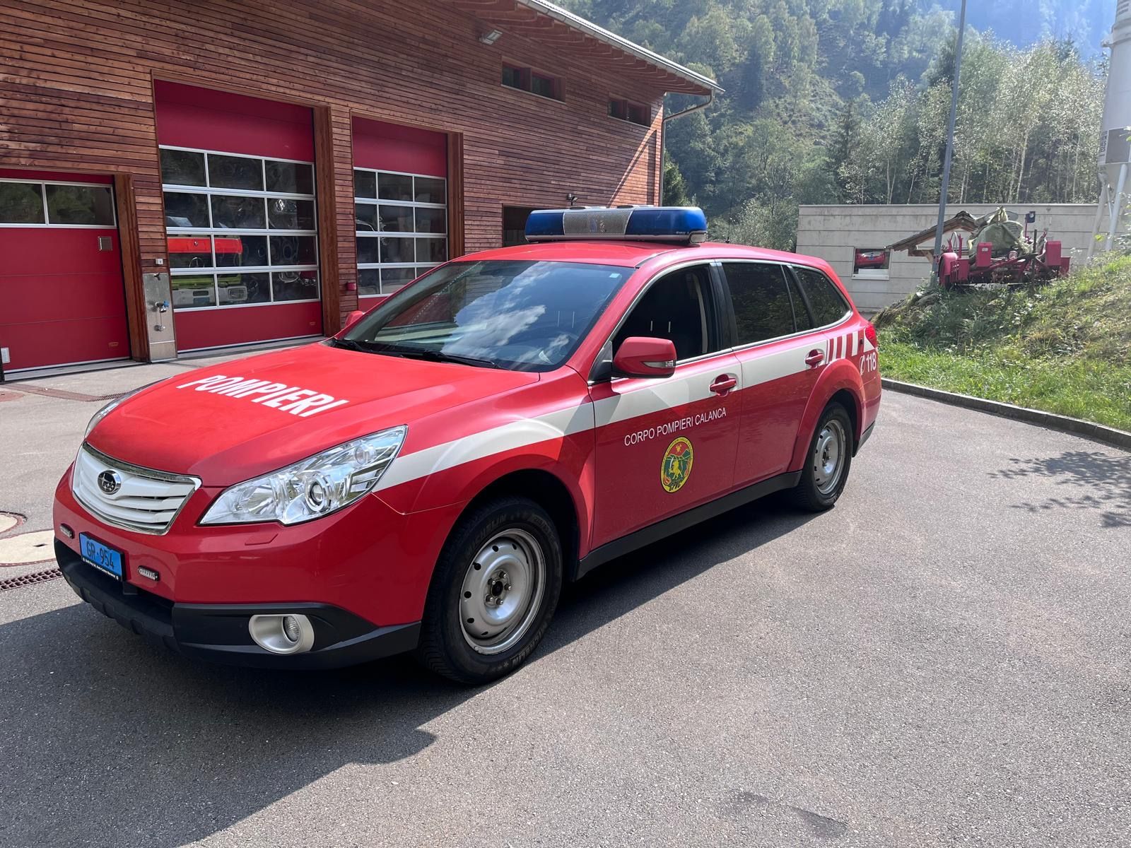 Veicolo comando Subaru Outback 2.5i davanti al magazzino