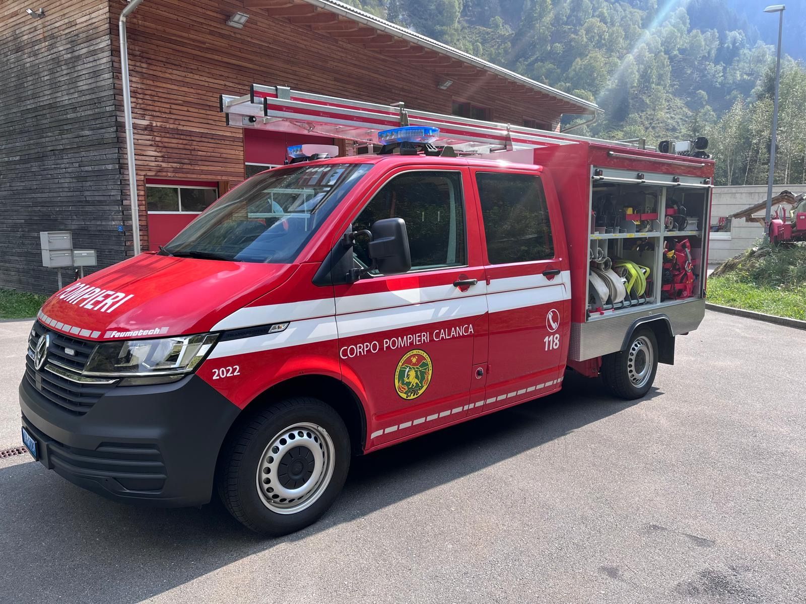 Veicolo primo intervento VW T6 Transporter davanti al magazzino
