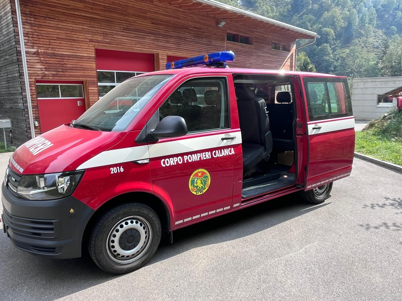Veicolo trasporto persone VW T6 Kombi con la porta aperta